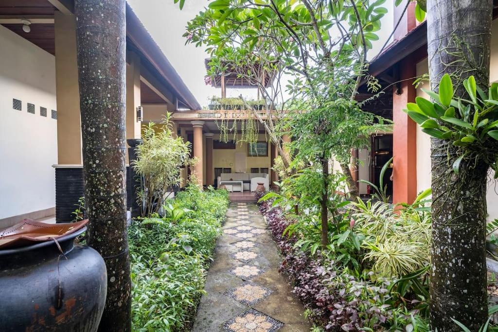 Villa Kenanga in Meninting By The Beach Mataram Bagian luar foto