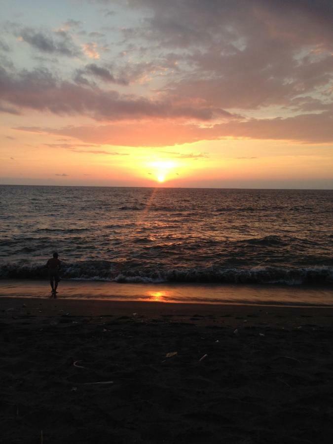 Villa Kenanga in Meninting By The Beach Mataram Bagian luar foto